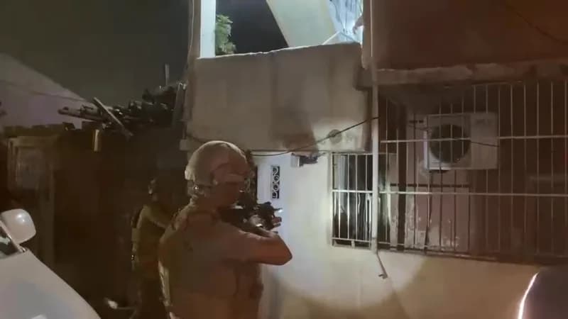 Adana merkezli 11 ilde Yıkamacılar suç örgütüne düzenlenen operasyonda ele geçirilen silahlar ve uyuşturucu maddeler