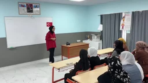 Adana Yüreğir'de okuma yazma kursunu tamamlayan kadınlar mezuniyetlerini pasta keserek kutluyor