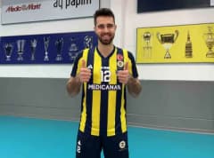 Adis Lagumdzija, Fenerbahçe Medicana Erkek Voleybol Takımı formasıyla maç sırasında voleybol oynarken