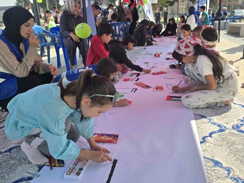 Adıyaman’da, Gazze’de yaşanan insanlık dramına dikkat çekmek ve Filistinli çocuklarla dayanışma mesajı vermek amacıyla "