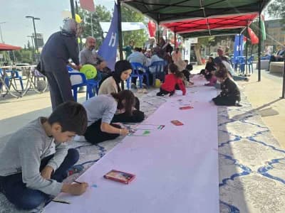 Adıyaman Meydanı’nda çocuklar Filistinli çocuklar için çizim yaparken