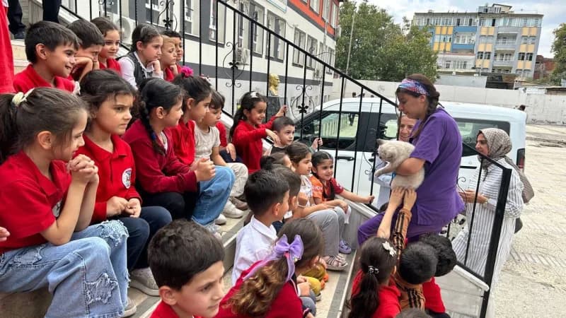 Adıyaman Belediyesi veteriner hekimleri ve öğrenciler Cumhuriyet İlkokulu bahçesinde hayvan sevgisi etkinliği düzenliyor