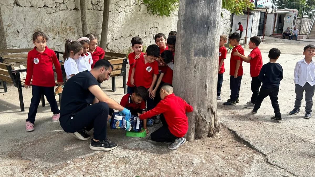 Adıyaman Belediyesi, 4 Ekim Dünya Hayvanları Koruma Günü kapsamında Cumhuriyet İlkokulu’nda çocuklara yönelik farkındalı