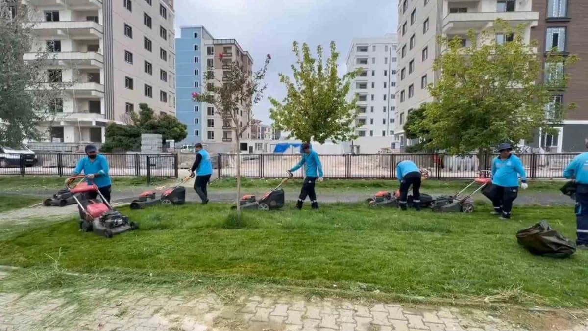 Adıyaman Belediyesi, kent genelindeki Park ve yeşil alanlarda bakım, temizlik ve düzenleme çalışmalarını sürdürüyor.