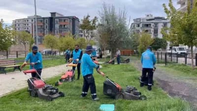 Adıyaman Yunus Emre Mahallesi Muhtarlık Parkı’nda sonbahar bakım çalışması yapan belediye ekipleri