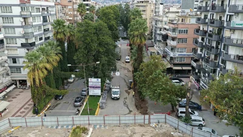 Aydın Adnan Menderes Bulvarı yenileme çalışmaları kapsamında doğal taş kaplamalar ve yeşil alan düzenlemeleri yapılıyor