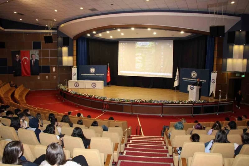Aydın Adnan Menderes Üniversitesi’nde öğrencilere yönelik oryantasyon ve bilgilendirme programından bir görüntü