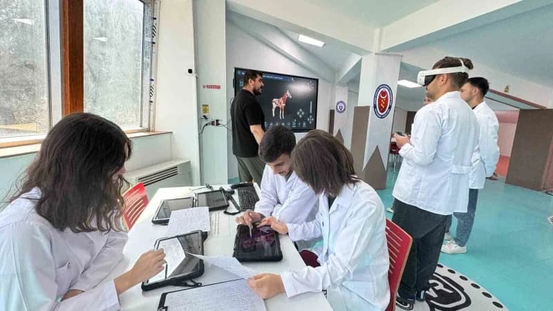 Aydın Adnan Menderes Üniversitesi Veteriner Fakültesi DijiLab laboratuvarında öğrenciler sanal gerçeklik ve üç boyutlu m
