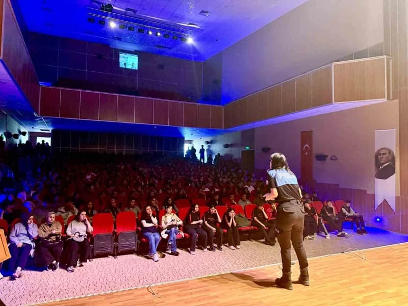 Ağrı’da binlerce öğrenci güvenlik ve dijital risklere karşı bilgilendirildi