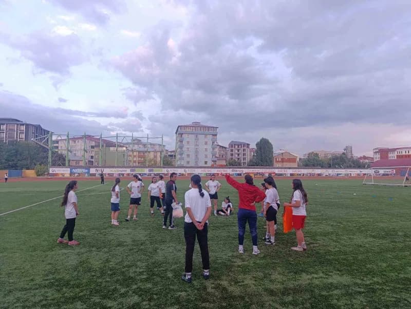 Ağrı Valisi Önder Bozkurt’un destekleriyle Türkiye Futbol Federasyonu (TFF) Kadınlar 2. Ligi'nde mücadelesini sürdüren K