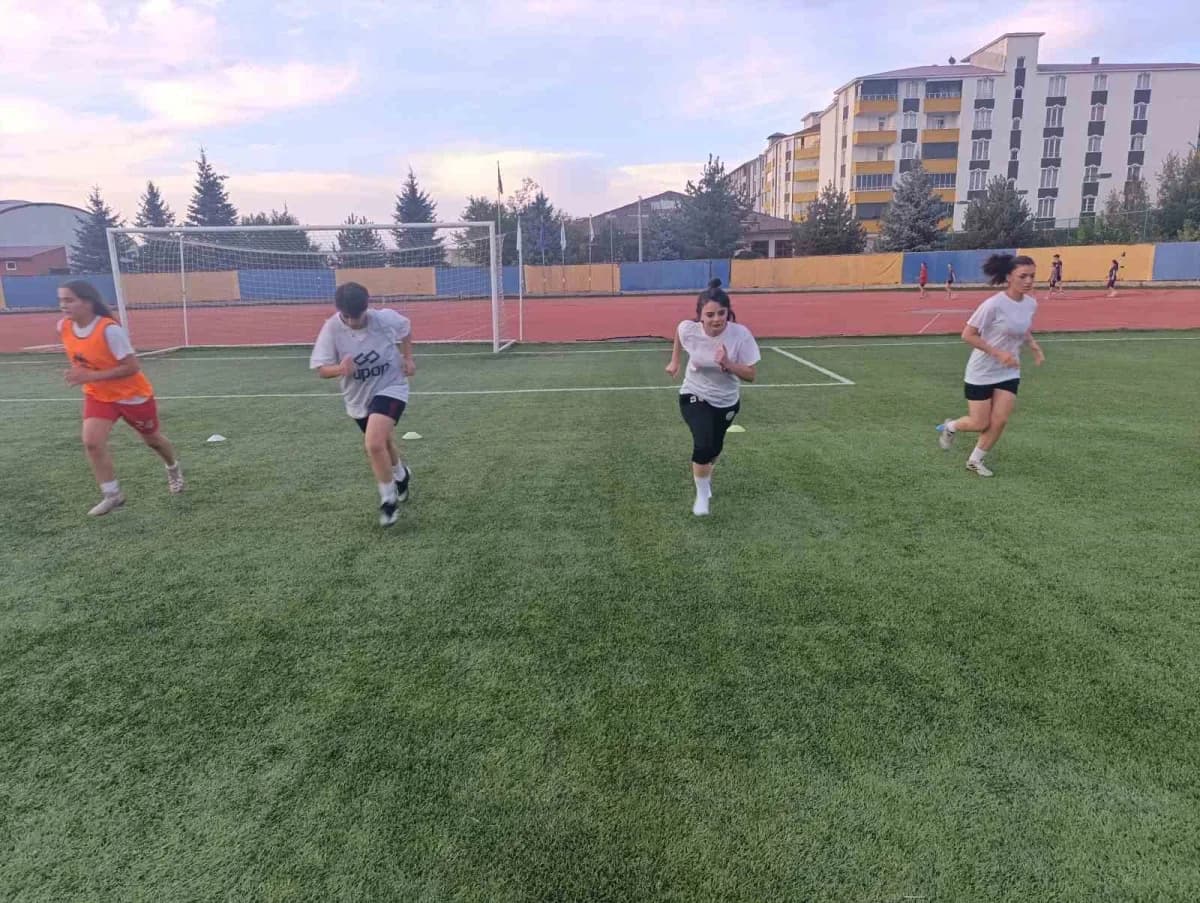 Ağrı Kadın Futbol Takımı oyuncuları Vali Lütfi Yiyenoğlu Şehir Stadyumu’nda antrenman yaparken