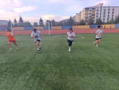 Ağrı Kadın Futbol Takımı oyuncuları Vali Lütfi Yiyenoğlu Şehir Stadyumu’nda antrenman yaparken