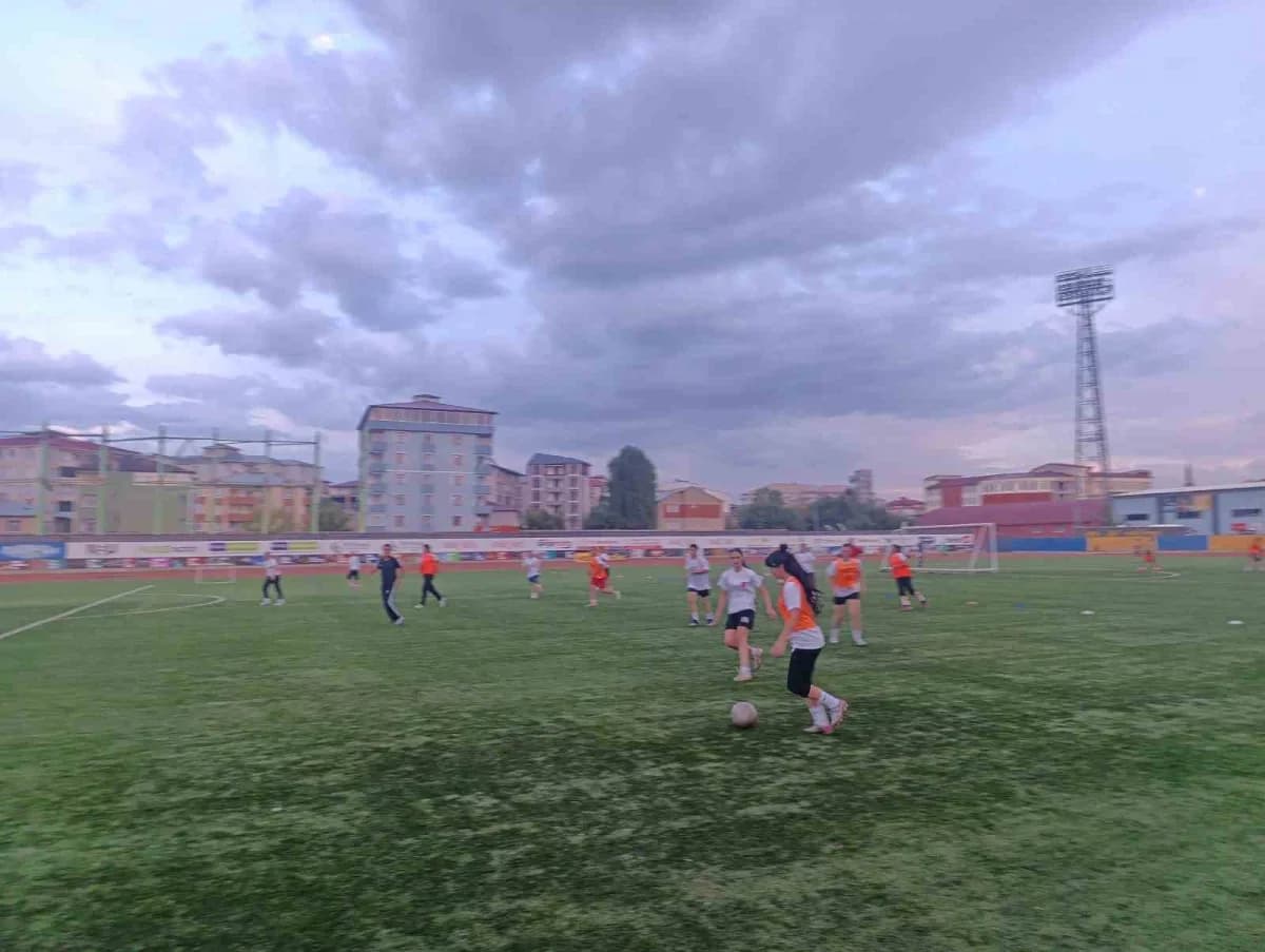 Ağrı Valisi Önder Bozkurt’un destekleriyle Türkiye Futbol Federasyonu (TFF) Kadınlar 2. Ligi'nde mücadelesini sürdüren K