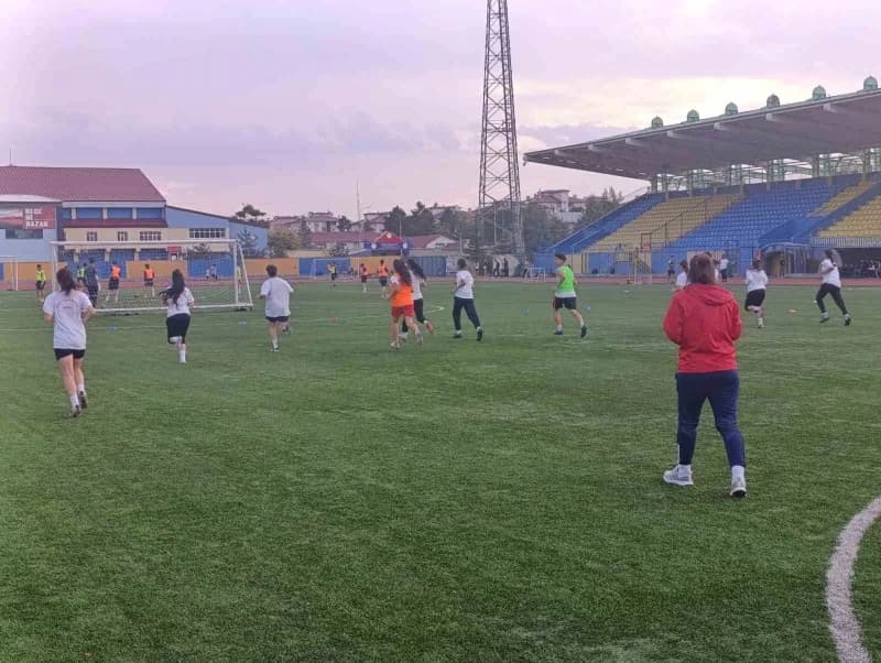 Ağrı Valisi Önder Bozkurt’un destekleriyle Türkiye Futbol Federasyonu (TFF) Kadınlar 2. Ligi'nde mücadelesini sürdüren K