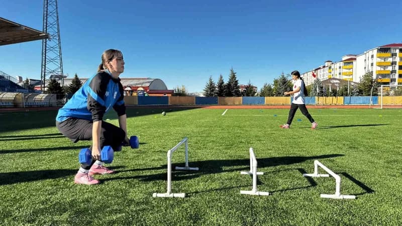 Ağrı Kadın Futbol Takımı, 2026-2027 sezonunda TFF Kadınlar 2. Ligi'nden 1. Lig'e yükselmek için hazırlıklarını sürdürüyo