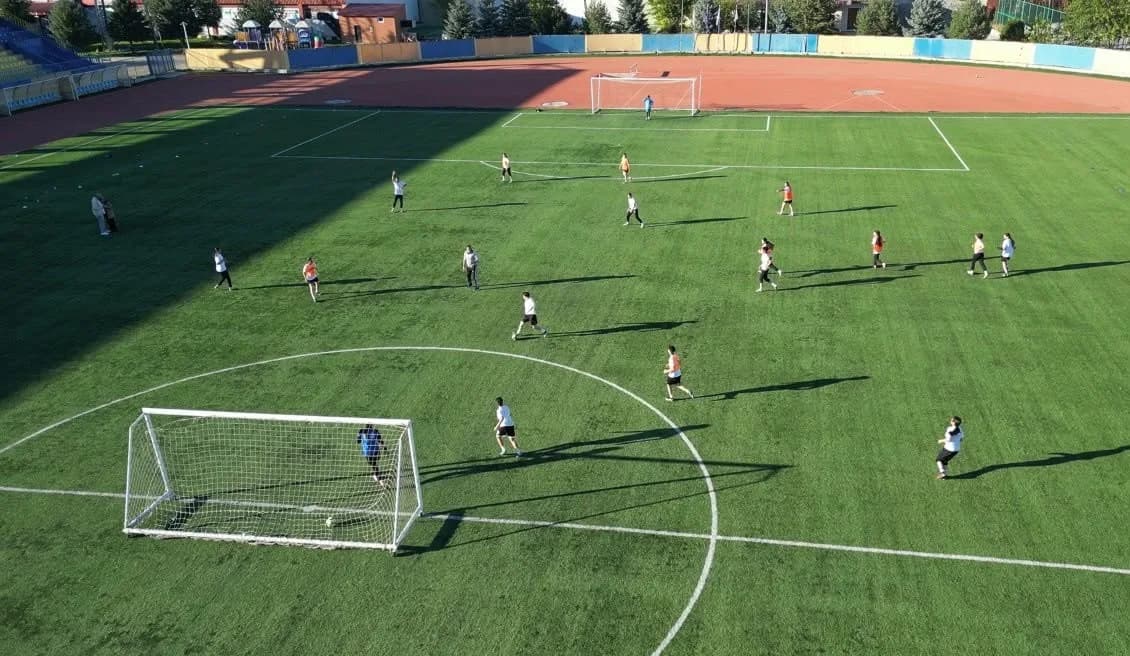 Ağrı Kadın Futbol Takımı oyuncuları antrenman yaparken takım ruhuyla çalışıyor