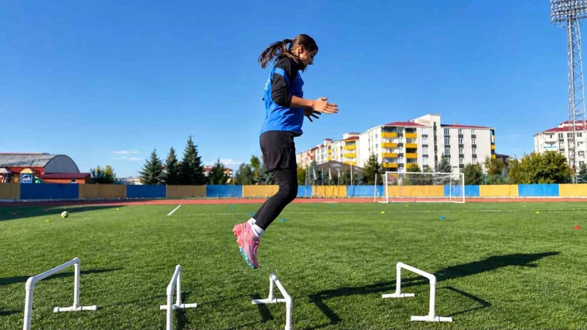 Ağrı Kadın Futbol Takımı, 2026-2027 sezonunda TFF Kadınlar 2. Ligi'nden 1. Lig'e yükselmek için hazırlıklarını sürdürüyo