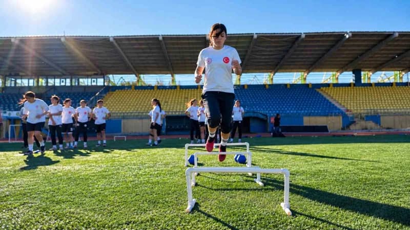 Ağrı Kadın Futbol Takımı, 2026-2027 sezonunda TFF Kadınlar 2. Ligi'nden 1. Lig'e yükselmek için hazırlıklarını sürdürüyo