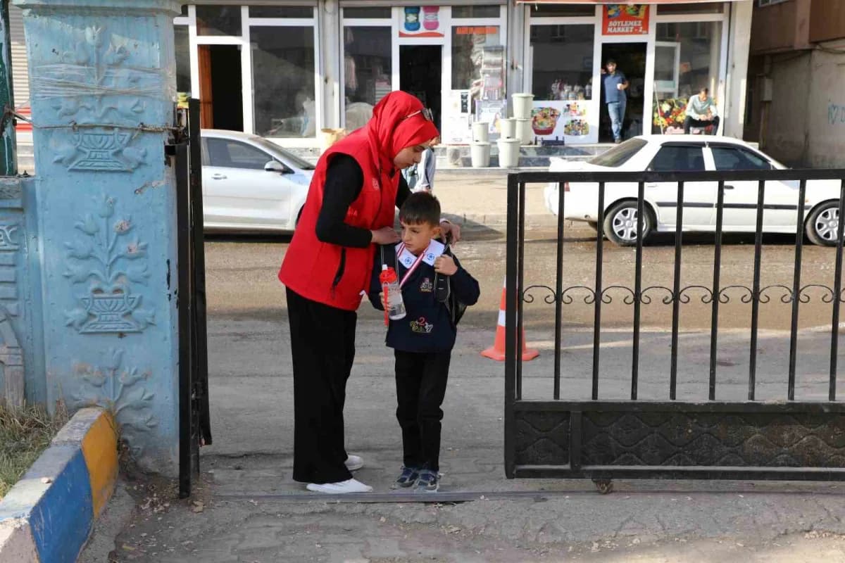 Ağrı’da okul bahçesinde görev yapan okul bahçe görevlileri öğrencilerin güvenliğini sağlıyor