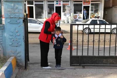 Ağrı’da okul bahçesinde görev yapan okul bahçe görevlileri öğrencilerin güvenliğini sağlıyor