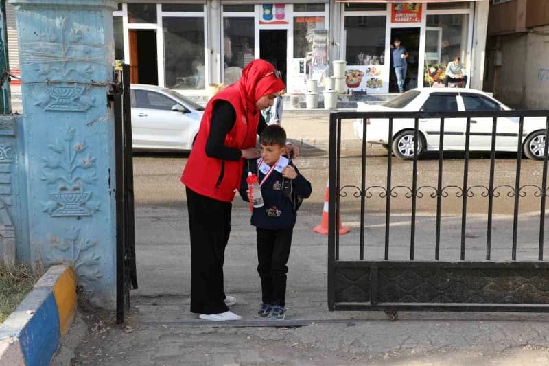 Ağrı’da okul bahçesinde görev yapan okul bahçe görevlileri öğrencilerin güvenliğini sağlıyor
