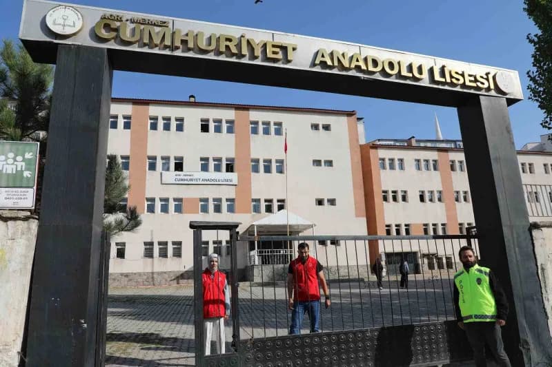 Ağrı’da öğrencilerin güvenli ve huzurlu ortamda Eğitim görmesi amacıyla Toplum Yararına Program (TYP) kapsamında İl gene