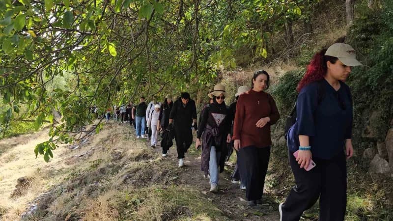 Doğa ve kültür gezisinde yaklaşık 100 katılımcı, Ahlat’ın tarihi ve doğal güzelliklerini keşfetti.