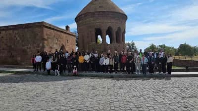 Ahlat’ta doğa yürüyüşü yapan doğaseverler tarihi ve doğal güzellikleri keşfediyor