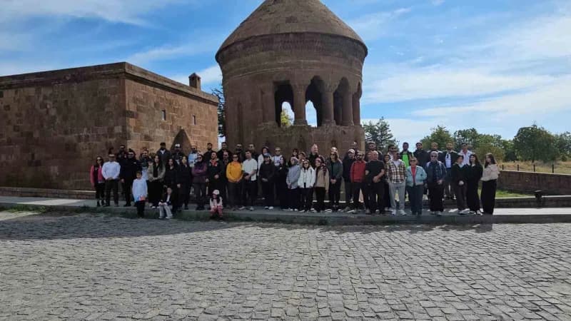 Ahlat’ta doğa yürüyüşü yapan doğaseverler tarihi ve doğal güzellikleri keşfediyor