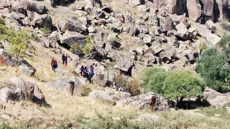 Doğa ve kültür gezisinde yaklaşık 100 katılımcı, Ahlat’ın tarihi ve doğal güzelliklerini keşfetti.