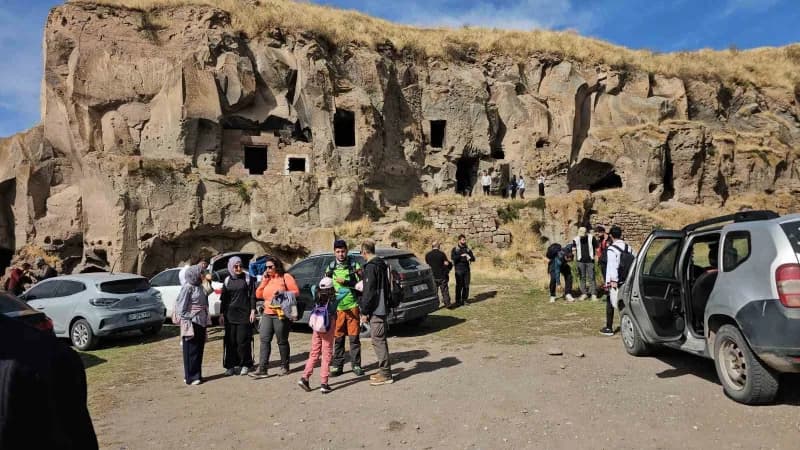 Doğa ve kültür gezisinde yaklaşık 100 katılımcı, Ahlat’ın tarihi ve doğal güzelliklerini keşfetti.