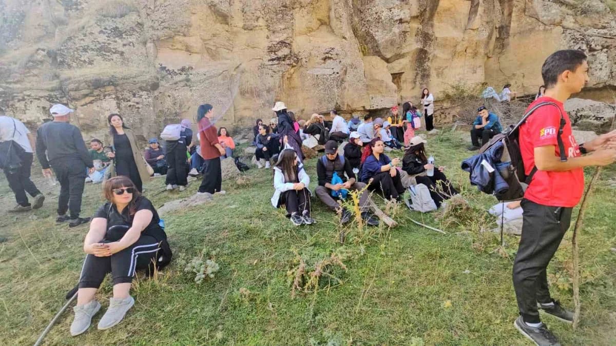 Doğa ve kültür gezisinde yaklaşık 100 katılımcı, Ahlat’ın tarihi ve doğal güzelliklerini keşfetti.