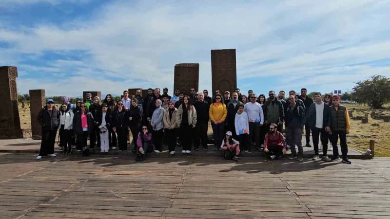 Doğa ve kültür gezisinde yaklaşık 100 katılımcı, Ahlat’ın tarihi ve doğal güzelliklerini keşfetti.