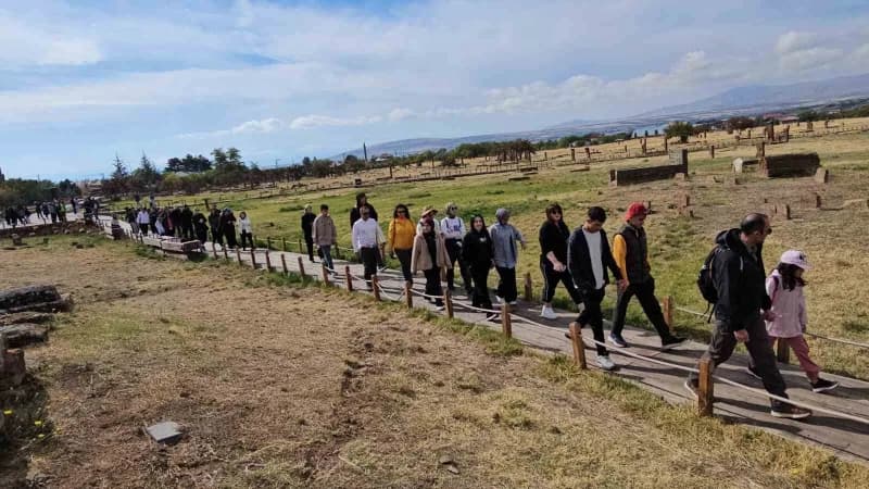 Doğa ve kültür gezisinde yaklaşık 100 katılımcı, Ahlat’ın tarihi ve doğal güzelliklerini keşfetti.