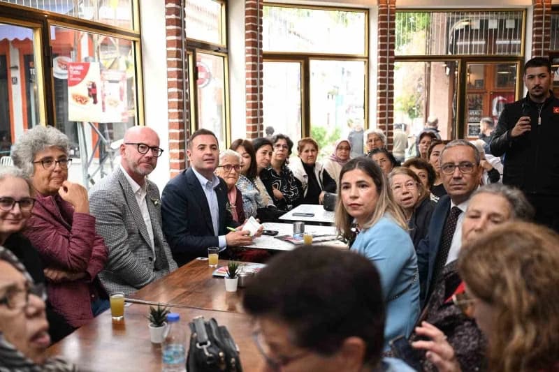 Tarihi Camlı Kahve’de muhtarlar ve mahalle sakinleriyle buluşan Başkan Akın, altyapı sorunlarının çö