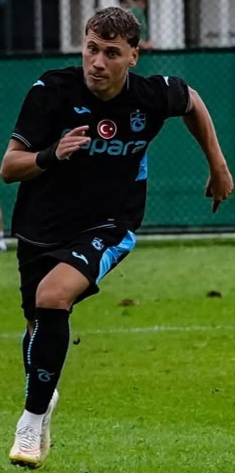 Balıkesir’in Ayvalık ilçesinin önemli spor kulüplerinden Küçükköyspor’da futbola başlayan 18 yaşındaki Ahmet Cemil Güren