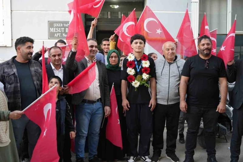 Hırvatistan’da düzenlenen Yıldızlar Balkan Güreş Şampiyonası’nda 85 kiloda mücadele eden 15 yaşındaki Edirneli güreşçi A