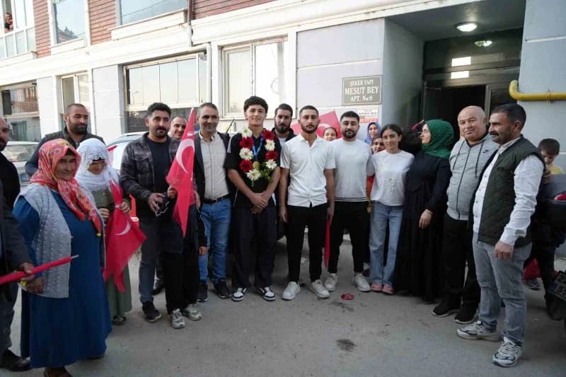 Hırvatistan’da düzenlenen Yıldızlar Balkan Güreş Şampiyonası’nda 85 kiloda mücadele eden 15 yaşındaki Edirneli güreşçi A