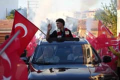 Edirneli genç güreşçi Ahmet Çiftçi, Balkan Güreş Şampiyonası’nda madalya töreninde altın madalyasını takarken