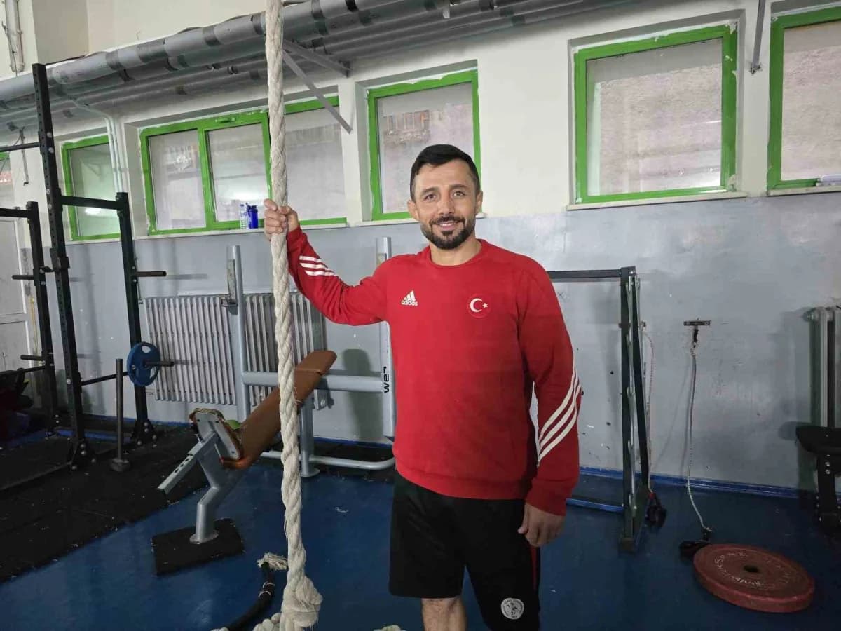 Yozgat Sporcu Eğitim Merkezi antrenörü Ahmet Özdemir güreş müsabakasında mücadele ederken