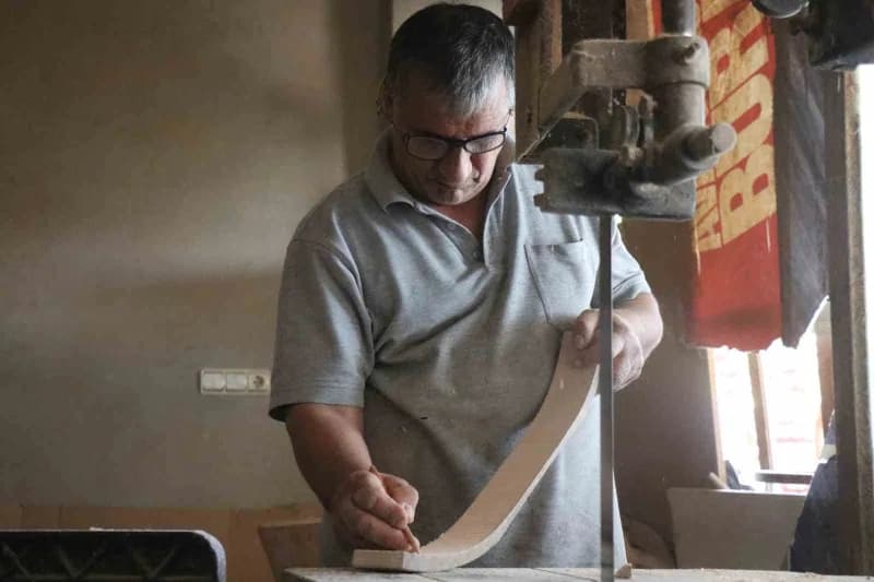 Hanifi Bereket ahşap oymacılık yaparken Osmanlı ve Selçuklu motifleri işliyor