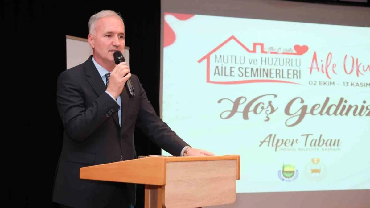İnegöl’de Aile Okulu 8. dönem seminerinde eğitimci-yazar Sıtkı Aslanhan konuşma yapıyor