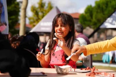 Rami Kütüphanesi’nde düzenlenen AileFest’te farklı yaş gruplarından ailelerin etkinliklere katılımı