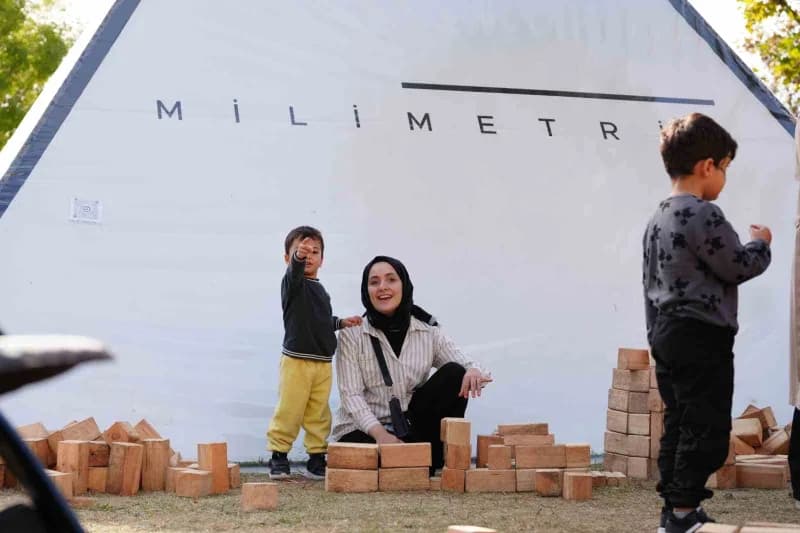 Rami Kütüphanesi’nde düzenlenen AileFest, 825 bin ziyaretçiyi ağırlayarak sona erdi. Festival boyunca çocuklardan gençle