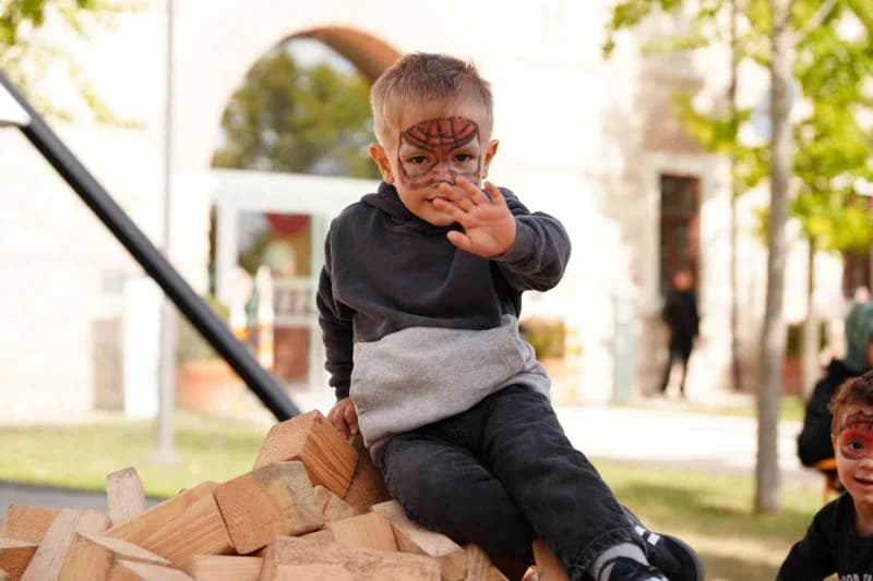 Rami Kütüphanesi’nde düzenlenen AileFest, 825 bin ziyaretçiyi ağırlayarak sona erdi. Festival boyunca çocuklardan gençle