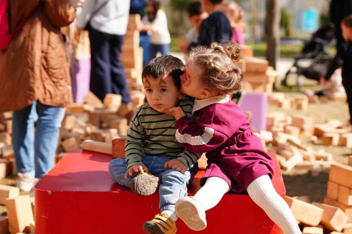 Rami Kütüphanesi’nde düzenlenen AileFest, 825 bin ziyaretçiyi ağırlayarak sona erdi. Festival boyunca çocuklardan gençle
