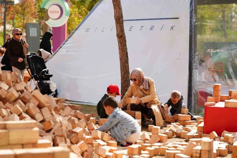 Rami Kütüphanesi’nde düzenlenen AileFest, 825 bin ziyaretçiyi ağırlayarak sona erdi. Festival boyunca çocuklardan gençle