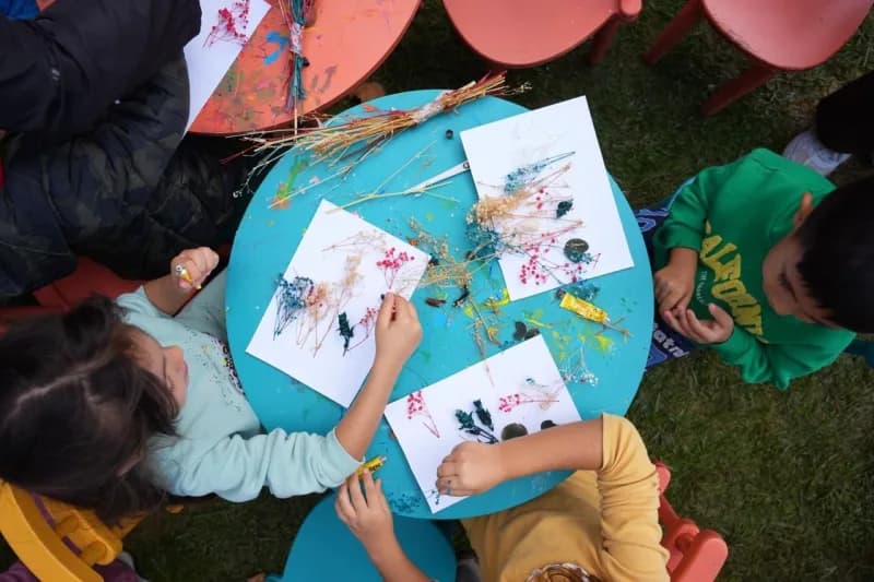Rami Kütüphanesi’nde düzenlenen AileFest’te çocuklar ve aileler çeşitli etkinliklere katılıyor