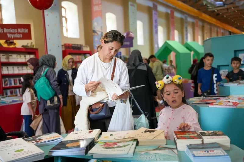 Rami Kütüphanesi’nde devam eden festivalde Çocuk etkinliklerinden atölyelere, Kitap fuarından söyleşilere, yarışmalardan