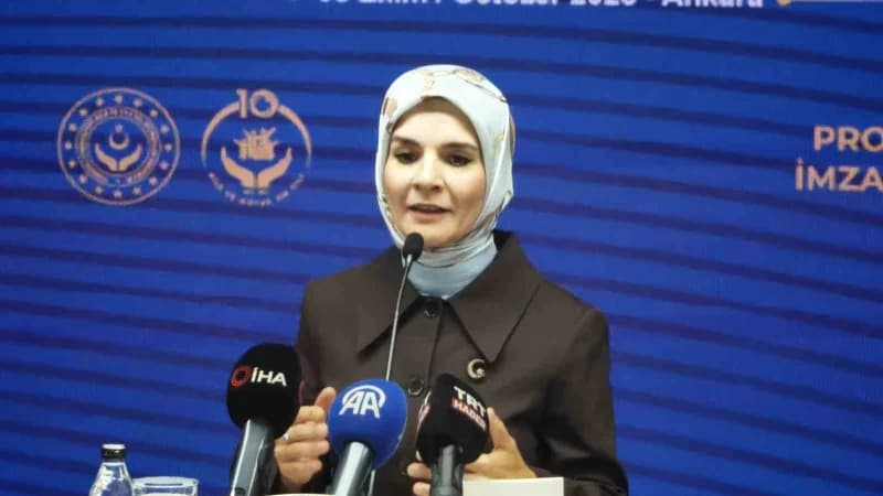 Aile ve Sosyal Hizmetler Bakanı Mahinur Özdemir Göktaş, protokol töreninde konuşma yaparken